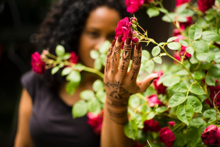 Love the way these rosebushes matched the feel of the henna and the deep wine color of the nails is perfect in the midst of it all.